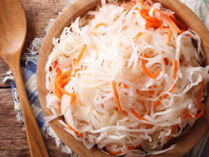 Добавьте во время квашения капусты этот продукт – получится очень вкусно