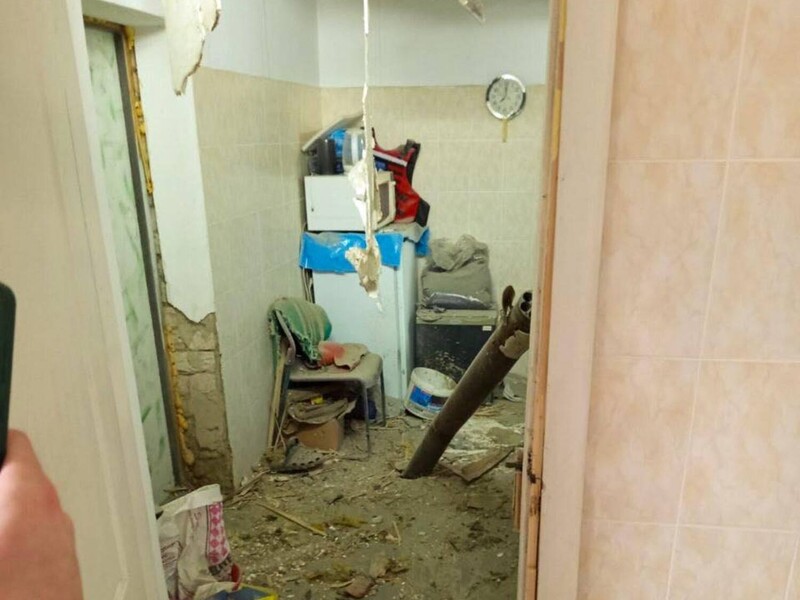 "Пряме влучання". Окупанти з ночі б'ють по лікарні в Херсоні, напередодні атакували навчальний заклад