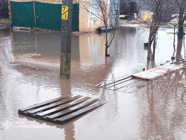 В Україні масові підтоплення, у Кіровоградській області річка вийшла з берегів, сотні тварин заблоковані. Фото