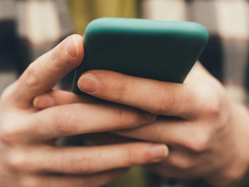 Современная молодежь не расстается с телефоном даже во время секса – исследование