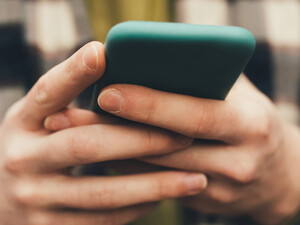 Современная молодежь не расстается с телефоном даже во время секса – исследование