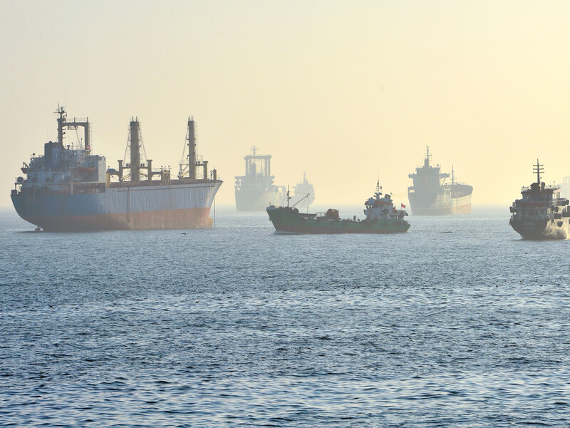 Обсяги російської нафти на суднах сягнули рекорду й загрожують видобутку – Reuters