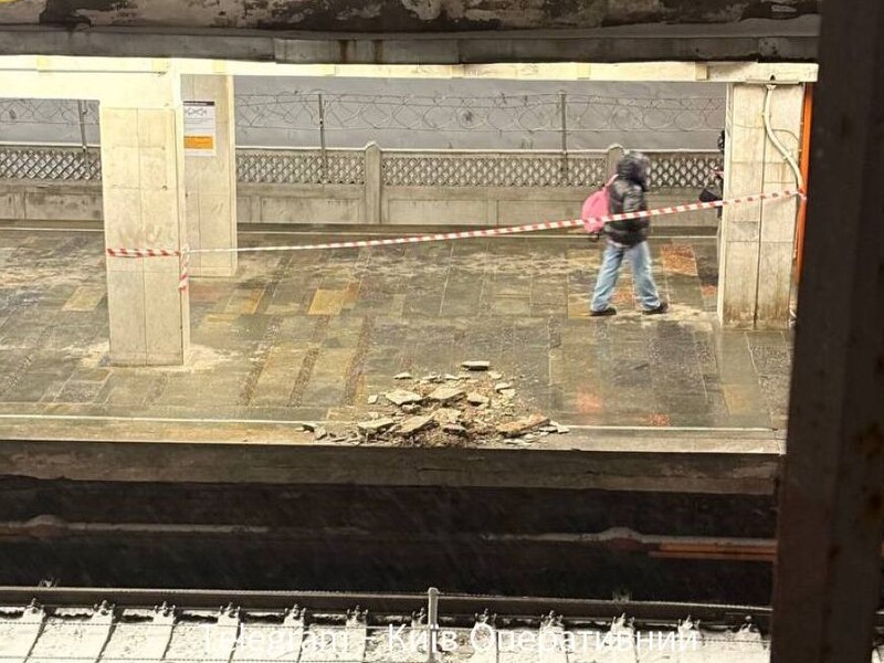 У Києві на двох станціях метро обвалилася стеля