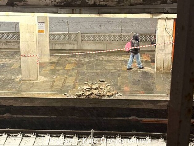 У Києві на двох станціях метро обвалилася стеля