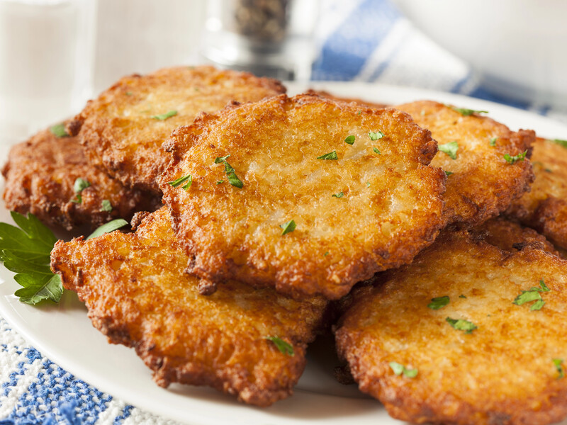 Додайте це до картоплі – і отримаєте найсмачніші українські деруни з грибною підливою. Рецепт