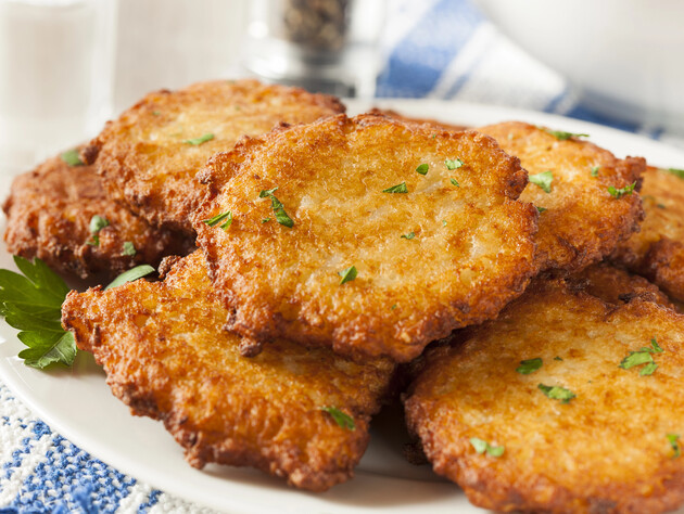 Додайте це до картоплі – і отримаєте найсмачніші українські деруни з грибною підливою. Рецепт