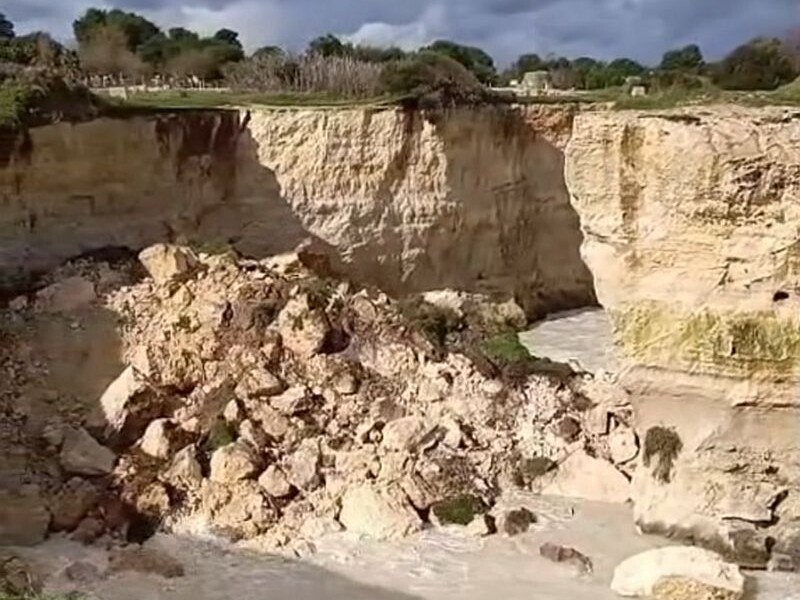 "Удар прямо в сердце". В Италии в День всех влюбленных обрушилась "Арка влюбленных"