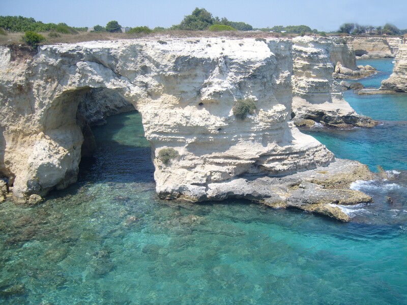 "Удар прямо в сердце". В Италии в День всех влюбленных обрушилась "Арка влюбленных"