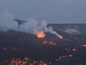 На Гавайях произошло мощное извержение вулкана, лава била более 10 часов. Видео