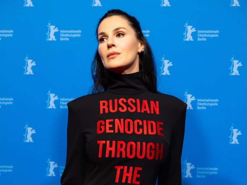 Ефросинина в платье с принтом Russian genocide through the body вышла на красную дорожку Берлинале. Видео