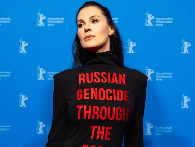 Ефросинина в платье с принтом Russian genocide through the body вышла на красную дорожку Берлинале. Видео