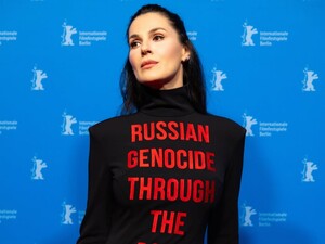 Ефросинина в платье с принтом Russian genocide through the body вышла на красную дорожку Берлинале. Видео