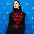 Ефросинина в платье с принтом Russian genocide through the body вышла на красную дорожку Берлинале. Видео