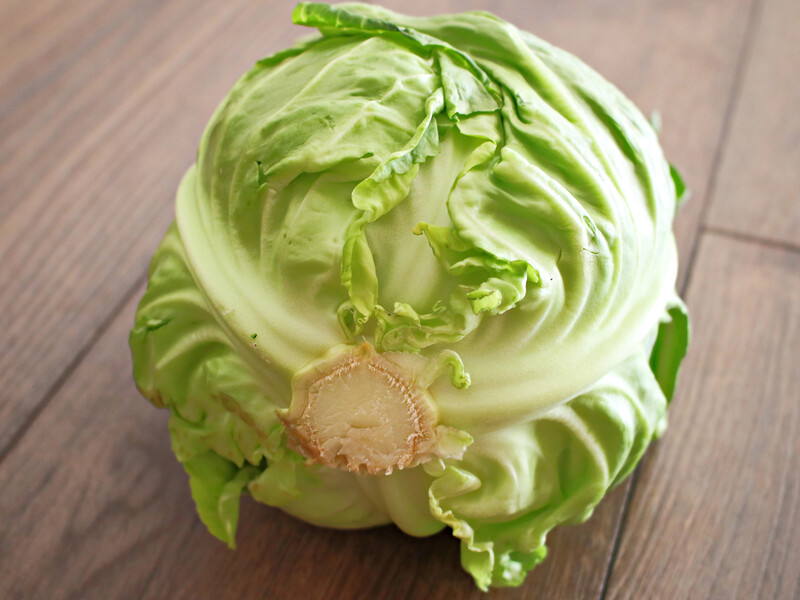 Щільно загорніть у це розрізану головку капусти – і вона не чорнітиме. Лайфхак