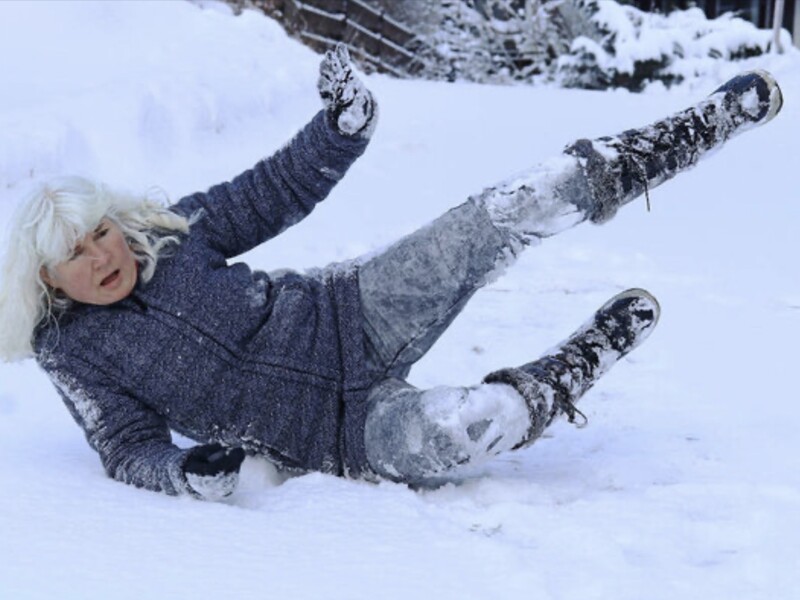 Три засоби проти льоду: що краще працює на слизьких доріжках