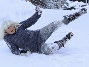 Три средства против льда: что лучше работает на скользких дорожках