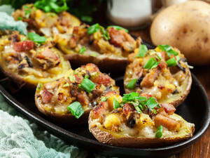 Нафаршируйте картоплю крабовим салатом – і отримаєте дуже ситну страву на вечір. Швидкий рецепт