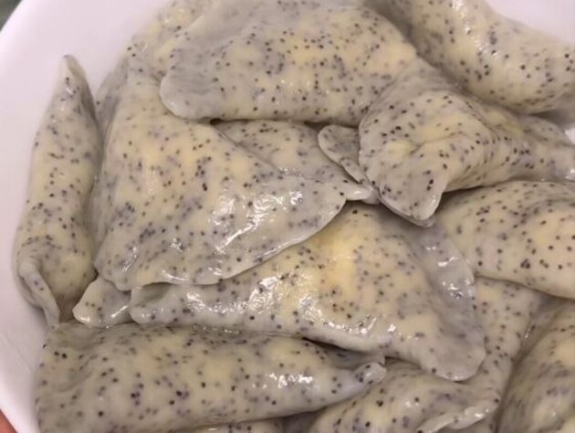 Таке смачне макове тісто для вареників робиться усього за кілька хвилин. Рецепт