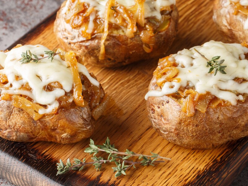 Завдяки цьому способу приготування картопля виходить хрусткою зовні й м'якою всередині. Рецепт