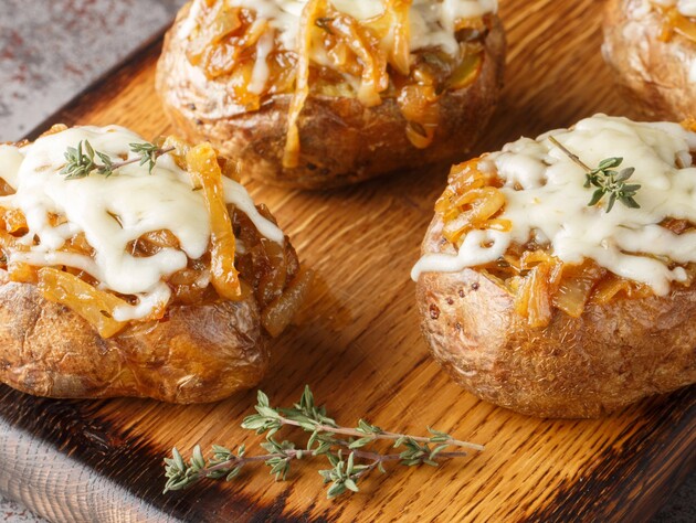 Завдяки цьому способу приготування картопля виходить хрусткою зовні і м’якою всередині. Рецепт