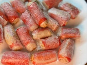 Невероятно вкусная закуска из крабовых палочек, которая готовится за считанные минуты. Воспользуйтесь рецептом