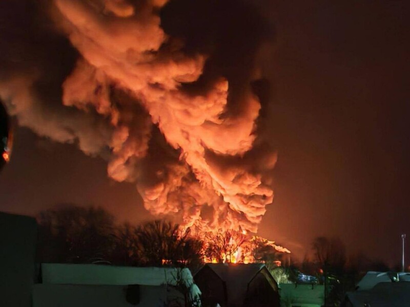 "В'єтнаме, біжімо!" У Псковській області загорівся резервуар із нафтопродуктами. Відео