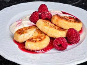 По этому рецепту сырники получатся даже у тех, кто их готовит впервые. Секрет идеального теста – в яйцах 