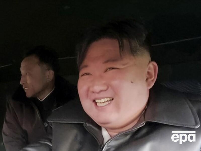 Кім Чен Ин особисто сів за кермо пускової установки нової ядерної РСЗВ. Відео