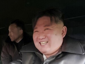 Ким Чен Ын лично сел за руль пусковой установки новой ядерной РСЗО. Видео