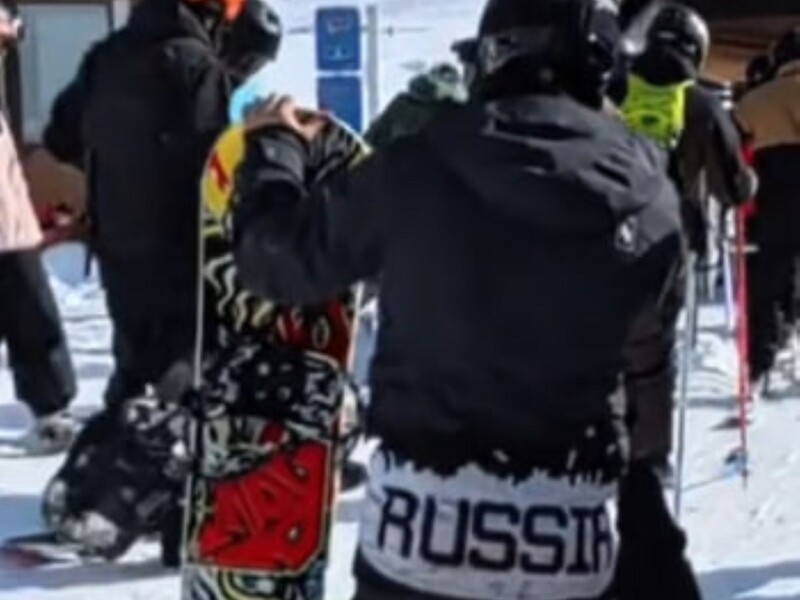 Сноубордист, который пятой точкой восхвалял Россию, опозорился во время спуска. Видео стало вирусным