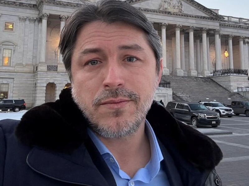 Притула показав своє обличчя й обличчя своїх доньок після того, як вони без ліфта піднялися на 21-й поверх