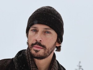 Галкин, восхищающий сеть горячими снимками, обнажился и снялся в бассейне. Видео