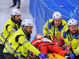 Польской спортсменке на Олимпиаде рассекли лицо коньками, вынесли ее со льда на носилках. Видео