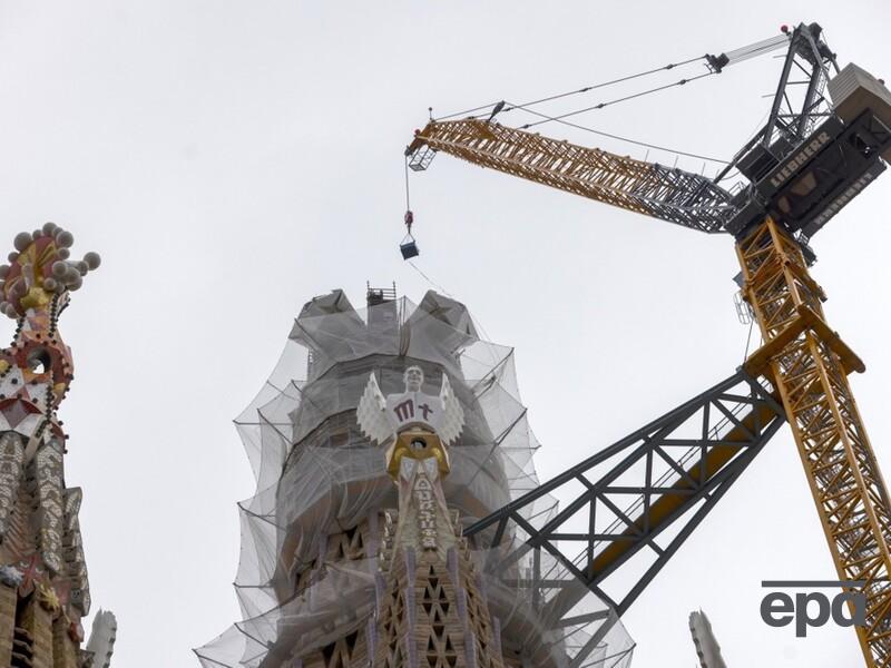 На Sagrada Familia, який будували понад 100 років, установили хрест. Храм став найвищим у світі