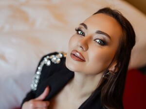 Саливанчук показала бюст с верхнего ракурса. Актриса поделилась двумя своими правилами жизни