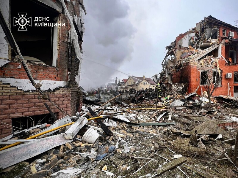 Серед поранених через атаку РФ на Київську область – четверо дітей. Триває розбір завалів. Фото