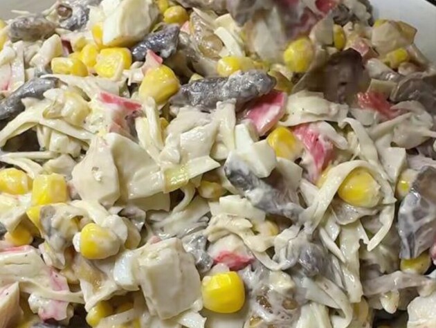 Для цього неймовірного салату з крабовими паличками обсмажте гриби й цибулю. Швидкий рецепт