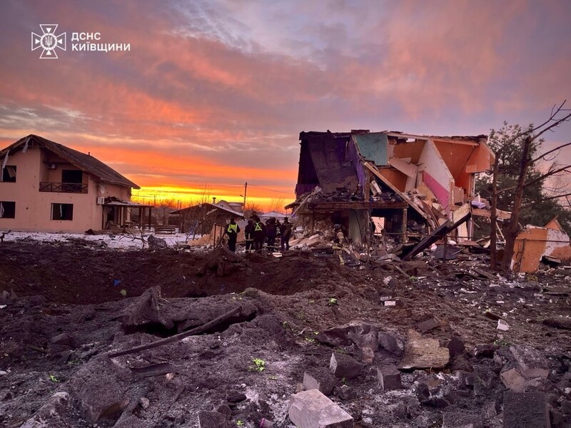 Через атаку РФ є загиблий у Київській області. Вісьмох людей врятували з-під завалів. Фото