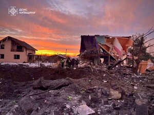 Через атаку РФ є загиблий у Київській області. Вісьмох людей врятували з-під завалів. Фото