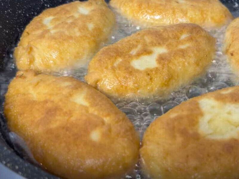 Пиріжки із цього універсального тіста можна готувати як солоні, так і солодкі. Найкращий рецепт