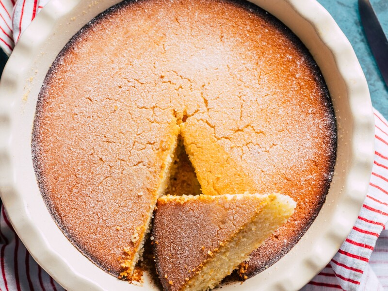 Просто змішайте все, вилийте у форму – і манний пиріг готовий. Рецепт смачного десерту