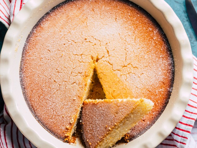 Просто змішайте все, вилийте у форму – і манний пиріг готовий. Рецепт смачного десерту