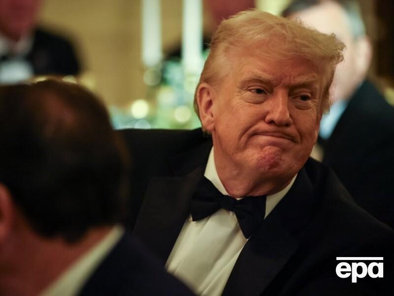 В США позвонивший на ТВ зритель обругал решение суда по пошлинам. В сети говорят, что это был Трамп