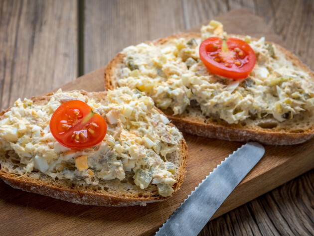 20 хвилин – і неймовірно смачна намазка з пʼяти інгредієнтів готова. Просто змішайте усе