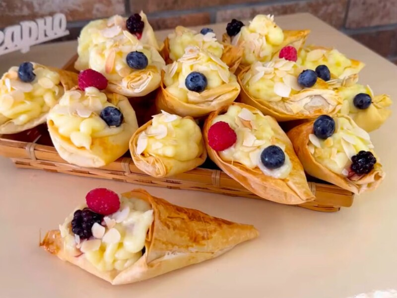 Приготовьте нежные трубочки с кремом из теста фило. Простой рецепт вкусного десерта