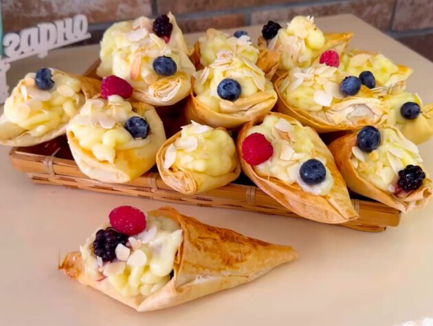 Приготовьте нежные трубочки с кремом из теста фило. Простой рецепт вкусного десерта
