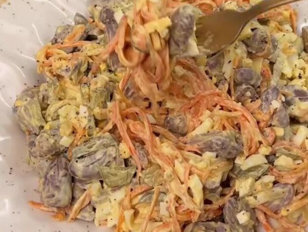 Цей неймовірний салат ви хотітимете їсти ще і ще. Рецепт страви з курячими сердечками