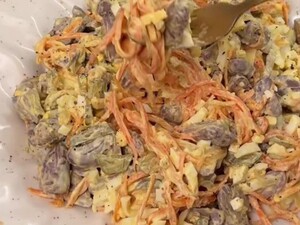 Цей неймовірний салат ви хотітимете їсти ще і ще. Рецепт страви з курячими сердечками