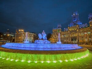 В мире к годовщине полномасштабного вторжения РФ здания засияли цветами Украины. Фото