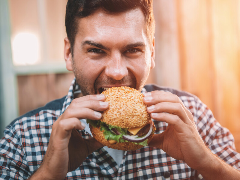 Соковитий і хрусткий бургер, смачніший, ніж у ресторані. Секрети, які зроблять страву неперевершеною